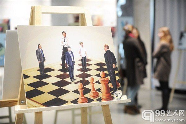 画中的国际象棋格局里普京站在国王的位置看着美国总统奥巴马、德国总理默克尔、乌克兰总统波罗申科和法国总统奥德朗