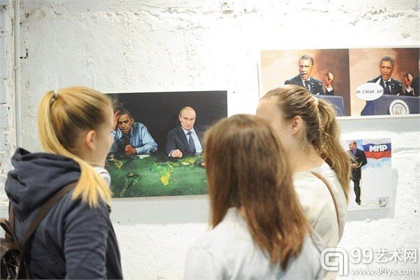 三名俄罗斯女子在议论一幅漫画,漫画中普京胜券在握、奥巴马一筹莫展