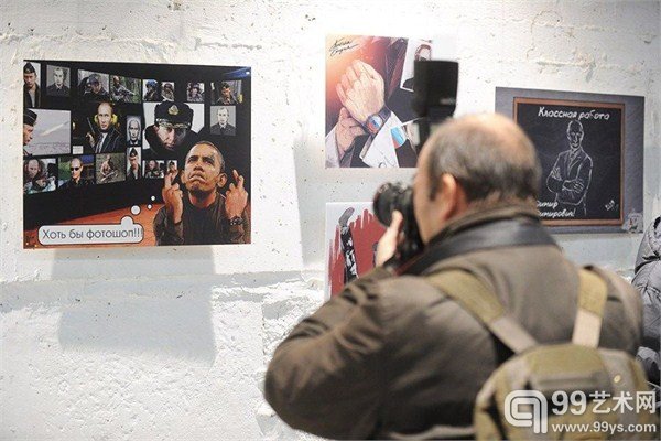 画中,一筹莫展的奥巴马站在普京的各种“靓照”前做起了“好运,上帝保佑”的手势