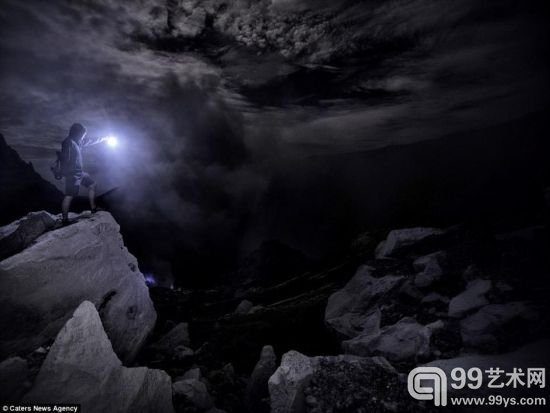 摄影师拍摄印尼火山口夜晚散发蓝色光芒