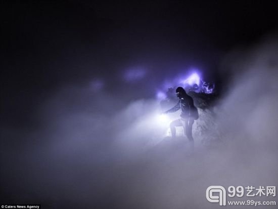摄影师拍摄印尼火山口夜晚散发蓝色光芒