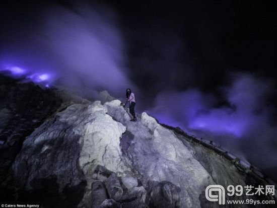 摄影师拍摄印尼火山口夜晚散发蓝色光芒