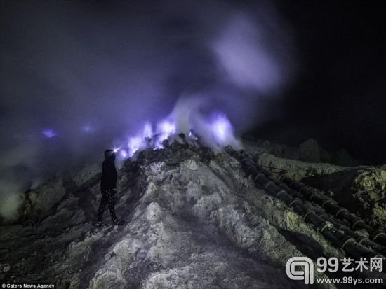 摄影师拍摄印尼火山口夜晚散发蓝色光芒