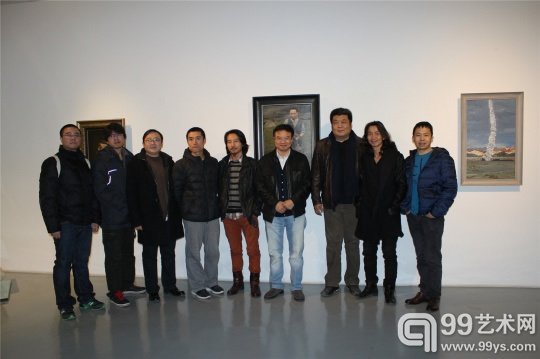 策展人彭锋与部分参展艺术家合影