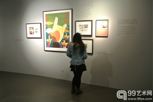 观众在仔细观看展览作品