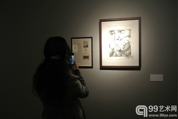 观众拍摄展览作品