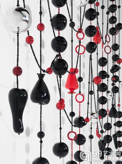 jean-michel othoniel,黑色念珠,2014 one way定点作品细节图:peter marino在巴斯艺术博物馆的展览 摄影:philippe chancel/图片由jean-michel othoniel提供