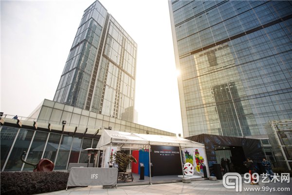 本届跨界艺术展在成都国际金融中心(成都IFS)的艺术展示空间
