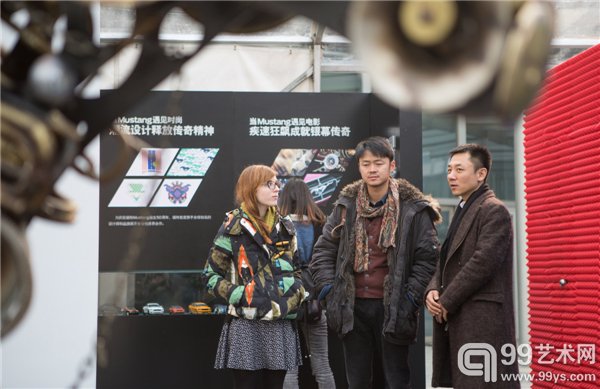 本届艺术展策展人房方先生（右一）为嘉宾解读参展艺术品