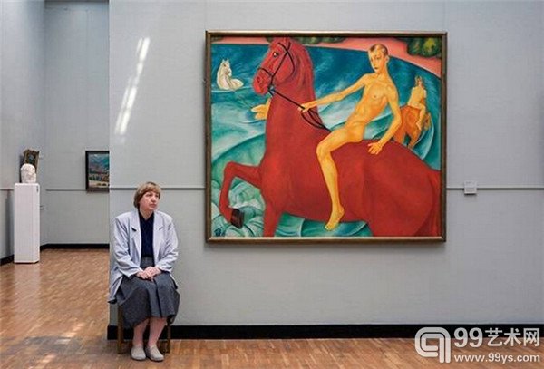 俄罗斯美术馆里的另类风景——守护艺术品的俄罗斯大妈