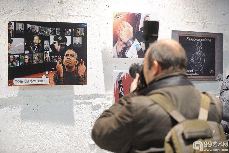 【俄爱国漫画展暗讽奥巴马】画中,一筹莫展的奥巴马站在普京的各种“靓照”前做起了“好运,上帝保佑”的手势。