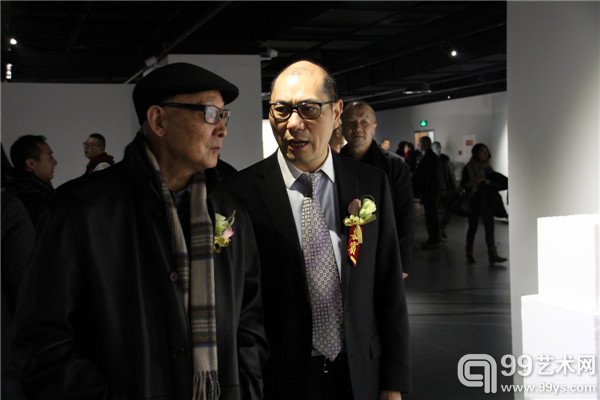 活动现场著名艺术史家邵大箴先生与大韵堂艺术机构艺术主持蔡万霖先生在交流