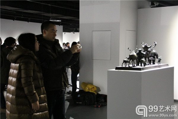 活动现场观众在作品前拍照
