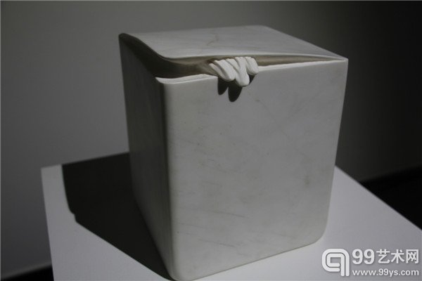 活动现场呈现艺术家作品