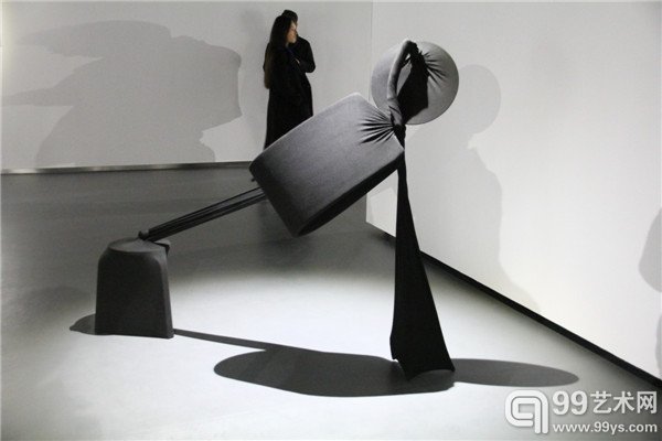 活动现场呈现艺术家作品