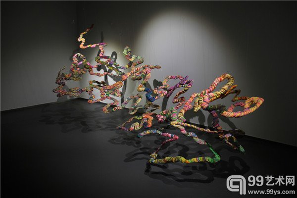 活动现场呈现艺术家作品