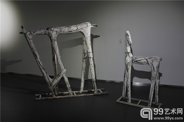 活动现场呈现艺术家作品