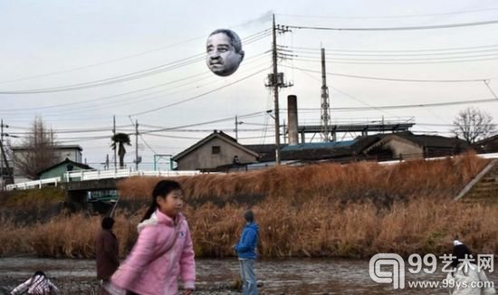 日本空中现巨型大叔脸气球 造型诡异吓呆市民