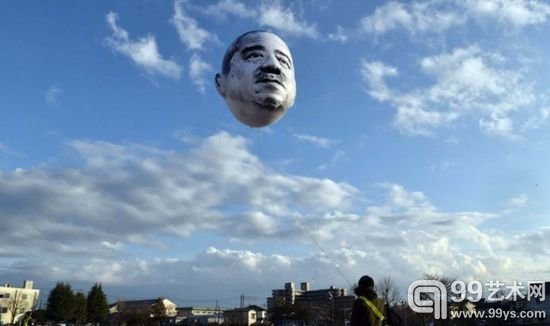 日本空中现巨型大叔脸气球 造型诡异吓呆市民