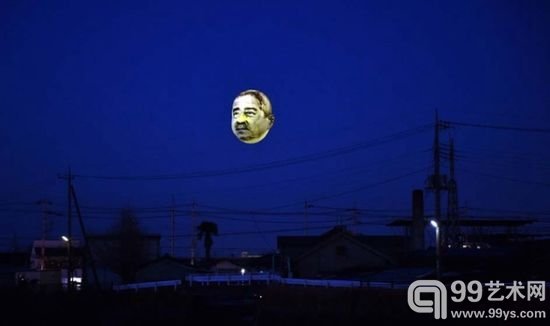日本空中现巨型大叔脸气球 造型诡异吓呆市民