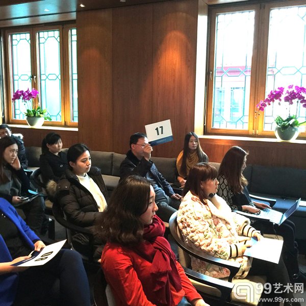 竞拍者举牌