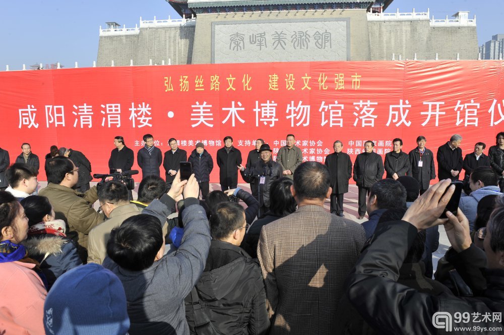 中国美术家协会副主席尼玛泽仁在仪式现场代表发言