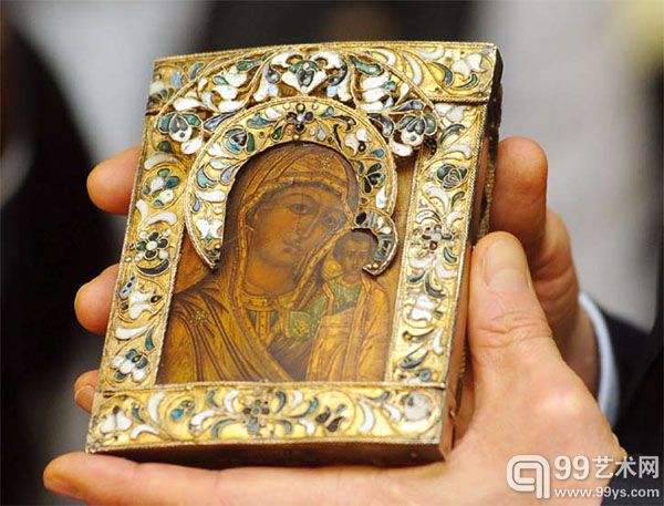 2009年12月21日，俄罗斯莫斯科，检察官将失窃后被追回的喀山圣母像交还给圣彼得堡赫米蒂奇博物馆。