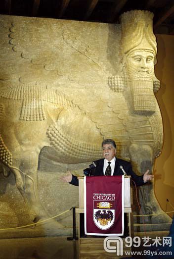 2003年9月29日，美国芝加哥，伊拉克博物馆调查组组长唐尼乔治就伊拉克丢失文物事件接受媒体采访。
