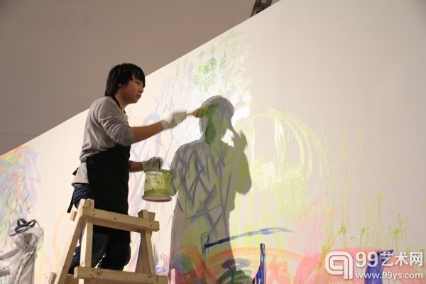 展览现场描绘光的方向