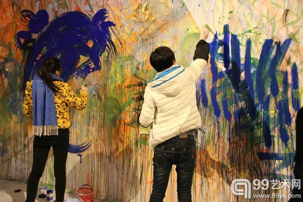 展览现场观众参与描绘光的方向
