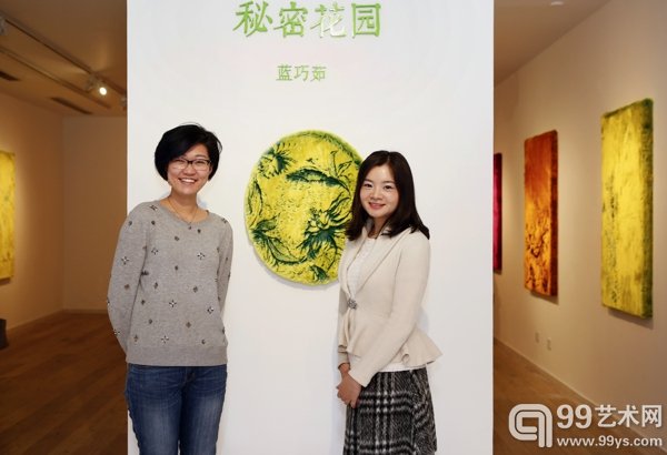 李娇与艺术家蓝巧茹（右）