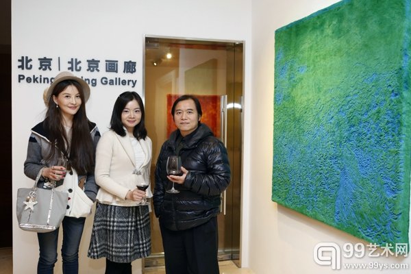 艺术家蓝巧茹（中）与全汉东（右）及其朋友齐欣。