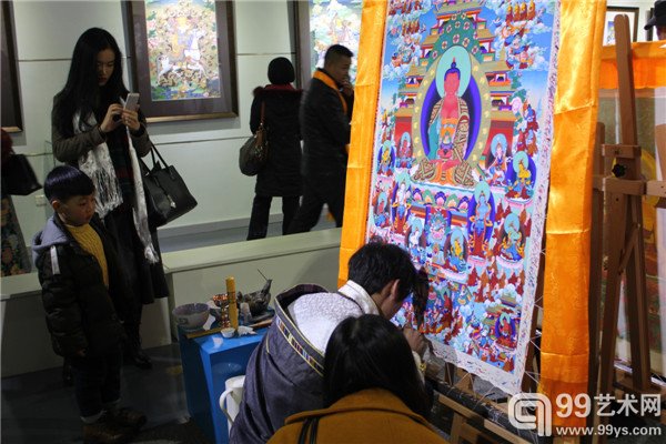 唐卡绘画大师为大家现场演绎唐卡的绘制过程