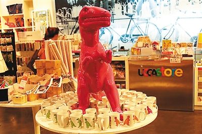 尤伦斯艺术商店中隋建国作品的衍生品