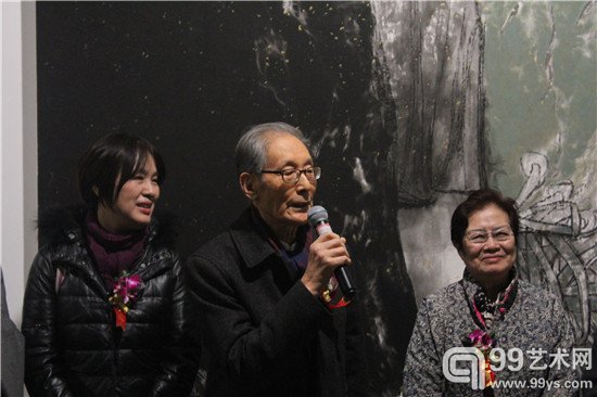 著名批评家水中天先生宣布展览开幕