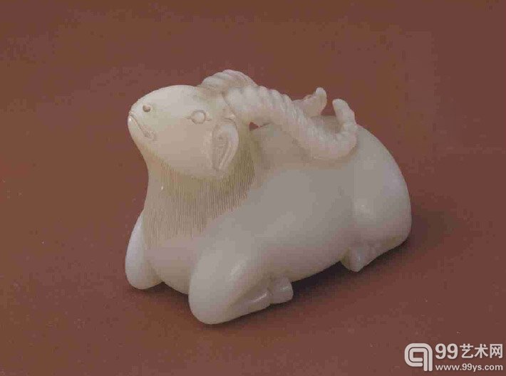 清 白玉卧羊 高5.8cm，身长10.2cm