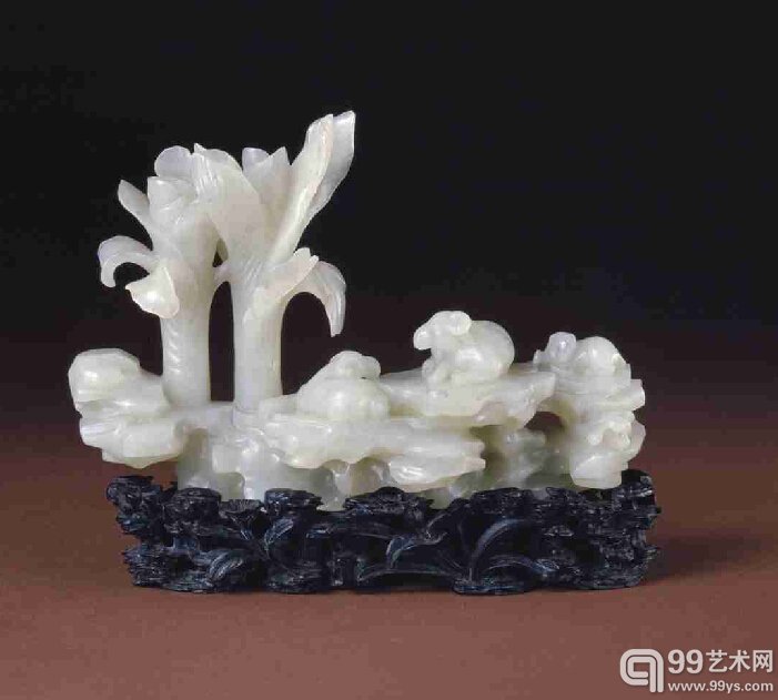 清 青玉三羊蕉叶双孔笔插 长15.8cm，高10.4cm，宽5cm