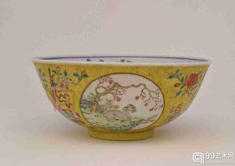 清光绪 黄地开光粉彩三阳开泰纹碗 口径15.2cm
