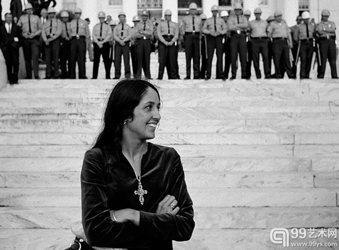 9.Joan Baez，“我看见Joan，她在自己的世界里”。