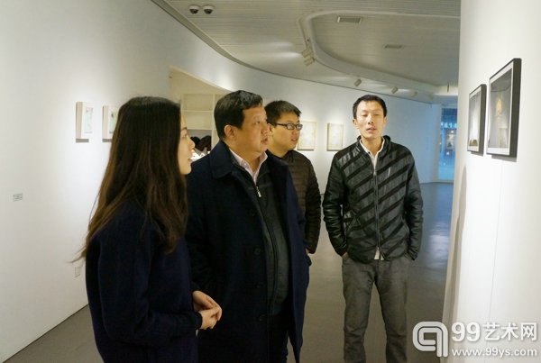 余丁老师在展览现场