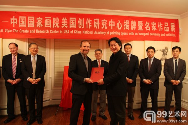 中国国家画院副院长张江舟向《美国艺术》杂志社主编、中国国家画院研究员Richard Vine颁发中国国家画院研究院聘书,