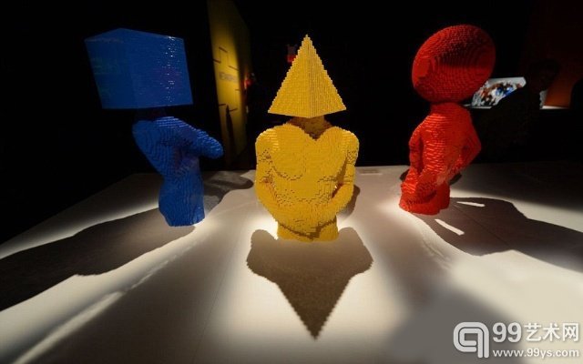 萨瓦亚投入乐高创作9年，他跳脱一般人对于积木的刻板印象，表现出人类抽象的情绪张力或意识探索等内心世界层面。