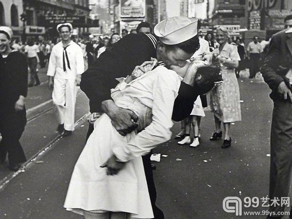 9.Alfred Eisenstaedt, 《吻》，1945. 