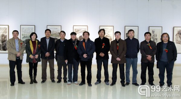 参展艺术家相聚在展厅