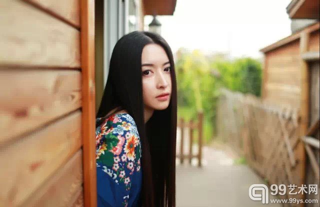 李晓林,工业设计专业,北京自由插画师。最近,她的手绘作品被各方网友疯狂转载!而近日,她的24节气美食习俗手绘系列作品即将出炉。看着她的画和她的脸,这让我们深思,这个看脸的时代已经让我等屌丝如陷泥潭难行一步!怎还能有如此完美的人,直教我等穷矮搓无地自容啊! 但值得我们学习的是,李晓林是一个非常努力用功,且专注于绘画的人。她自嘲“我就是一个穷画画的”。当人们问起她“画画能当饭吃吗?”(我想这个人是想问,你为何不靠脸挣钱啊?呵呵——低俗