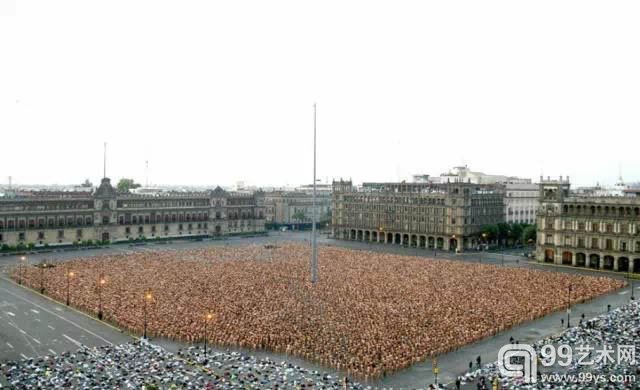 当1.8万人裸体站在广场上，还穿着衣服的人会不会感到害羞？