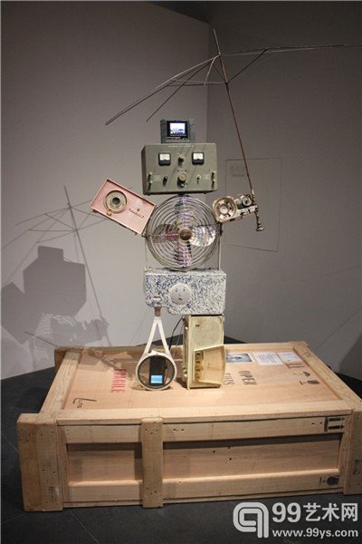 白南准 《自画像(爱斯基摩人)》 综合媒材 160 x 125 x 100cm 1995