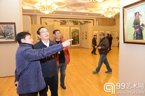 杨文超社长陪同学习出版社社长董俊山参观展览