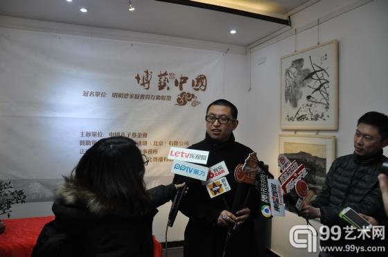 艺术家王丰年接受媒体采访