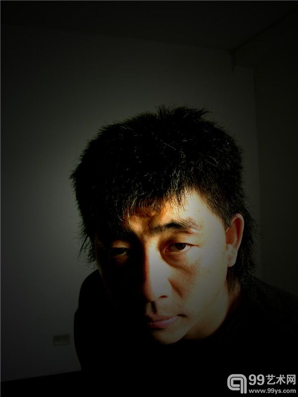 艺术家王劲松